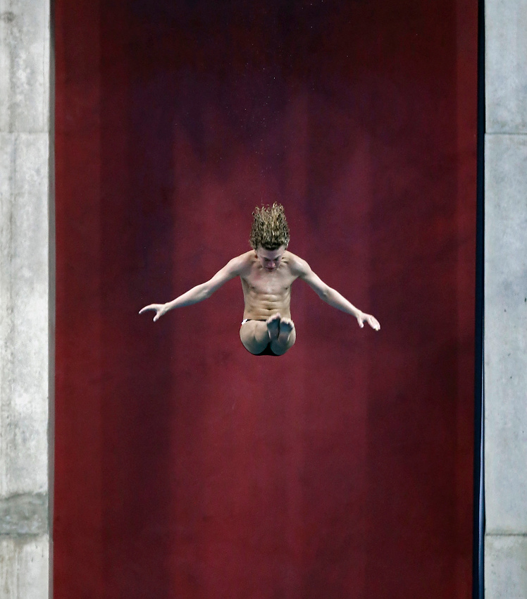 , Ron Kuntz Sports Photographer of the Year - Kyle Robertson / Columbus DispatchTom Amsbry of Rose Bowl Aquatics dives into the water from the 10m platform during the 16-18 Boys Platform J.O. Preliminary at the 2017 USA Diving National Championships at McCorkle Aquatic Pavilion on the campus of the Ohio State University on August 1, 2017. The Championships run through August 12th.   