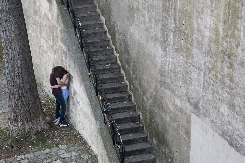 Second Place, Chuck Scott Student Photographer of the Year - Liz Moughon / Ohio UniversityA couple embraces in Paris.